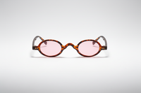 Leopardo con lentes rosadas