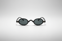 Negro con lentes negras