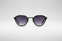 Negro con lentes moradas