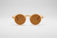 Crema con lentes marrones