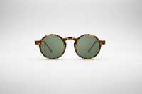 Leopardo con lentes verdes