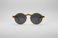 Verde con lentes negras
