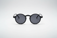 Negro con lentes negras
