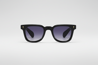 Negro con lentes moradas
