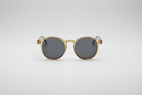 Champagne con lentes negras