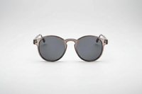 Gris con lentes negras