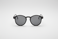 Negro con lentes negras