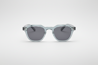 Gris con lentes oscuras
