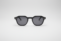 Negro con lentes negras