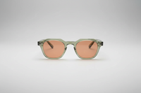 Verde con lentes naranjas