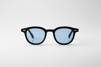 Negro con lentes azules