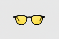 Negro con lentes amarillas