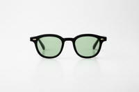 Negro con lentes verdes