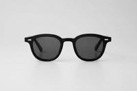 Negro con lentes negras