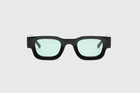 Negro con lentes verdes