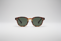 Carey con lentes verdes