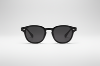 Negro con lentes negras