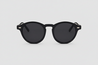Negro con lentes negras