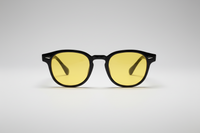 Negro con lentes amarillas