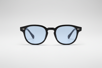 Negro con lentes azules