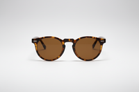 Leopardo con lentes marrones