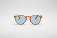 Carey con lentes azules