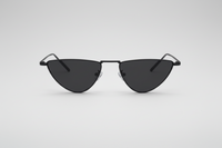 Negro con lentes negras