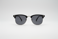 Negro con lentes negras
