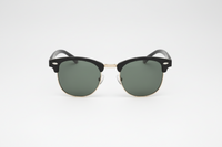 Negro con lentes verdes