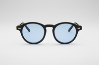 Negro con lentes azules