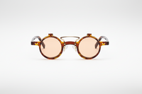 Carey con lentes beige