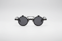 Negro con lentes negras