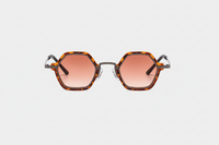 Leopardo con lentes naranjas