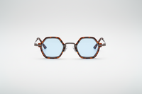 Leopardo con lentes azules