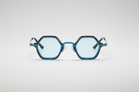 Azul con lentes azules