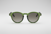 Verde con lentes oscuras
