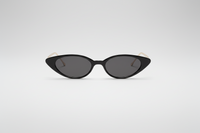 Negro con lentes negras