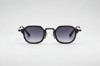 Negro con lentes moradas