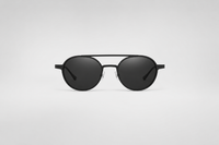 Negro mate con lentes negras