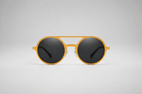 Dorado con lentes negras
