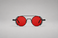 Negro con lentes rojas