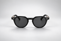 Negro con lentes gris humo