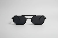 Negro con lentes negras