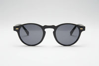 Negro con lentes negras