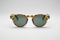 Leopardo con lentes verdes