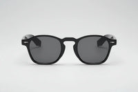 Negro con lentes negras