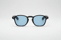 Negro con lentes azules