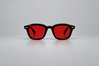 Negro con lente roja — Noche