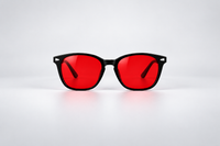 Negro con lentes rojas