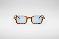 Leopardo con lentes azules
